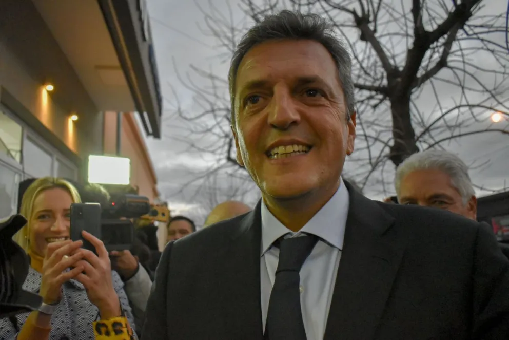 Massa pasó por Viedma y se llevó una lista con las necesidades de los comercios  