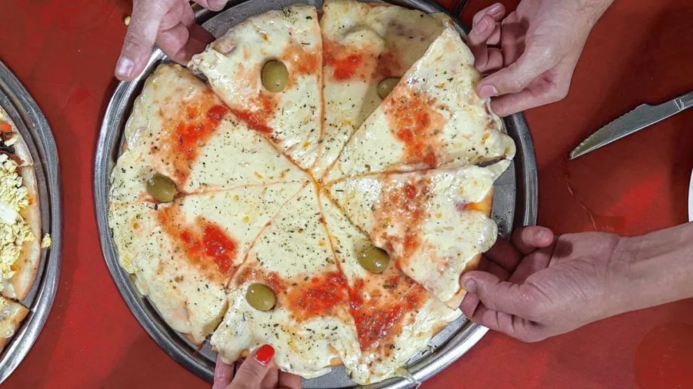 Por la inflación, comer pizza entre amigos cuesta seis veces más que en 2017