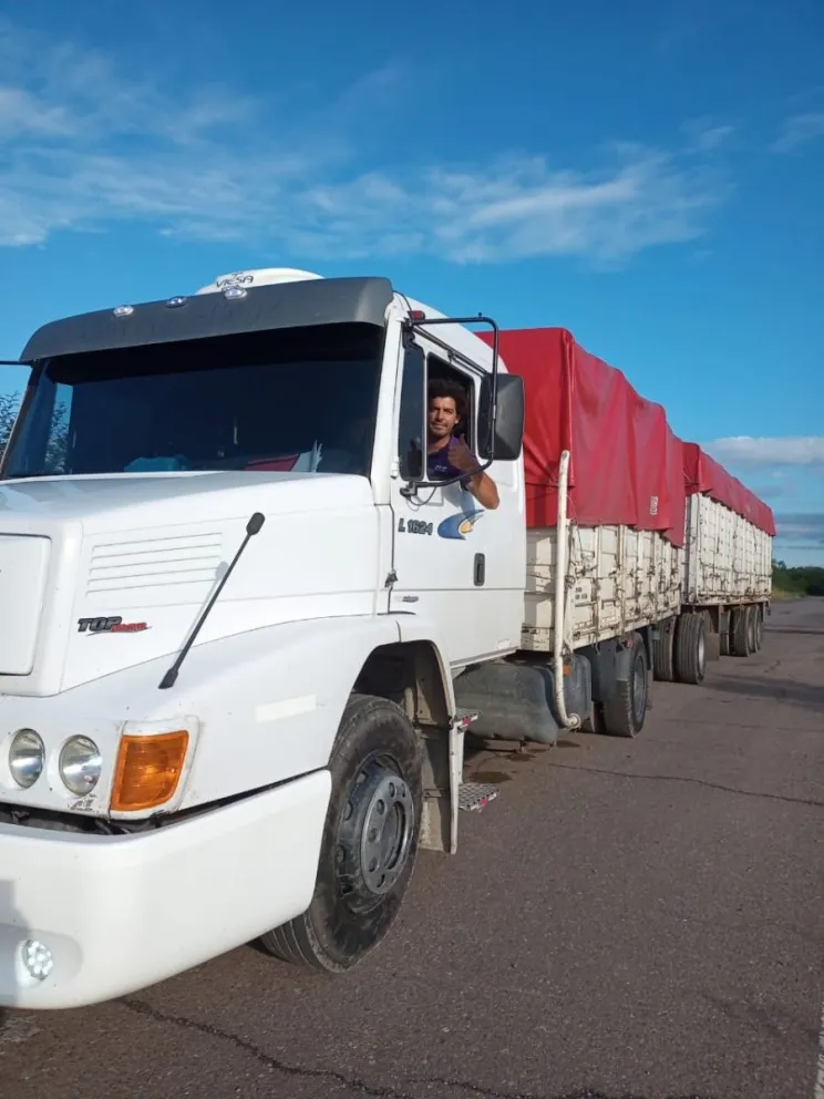 Un camionero sufrió un accidente y otros conductores le robaron todo 