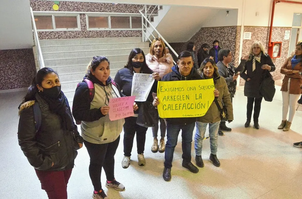 Estudiantes de la Escuela Nocturna Nº 754 se autoconvocaron en reclamo por la falta de calefacción hace más de 10 días