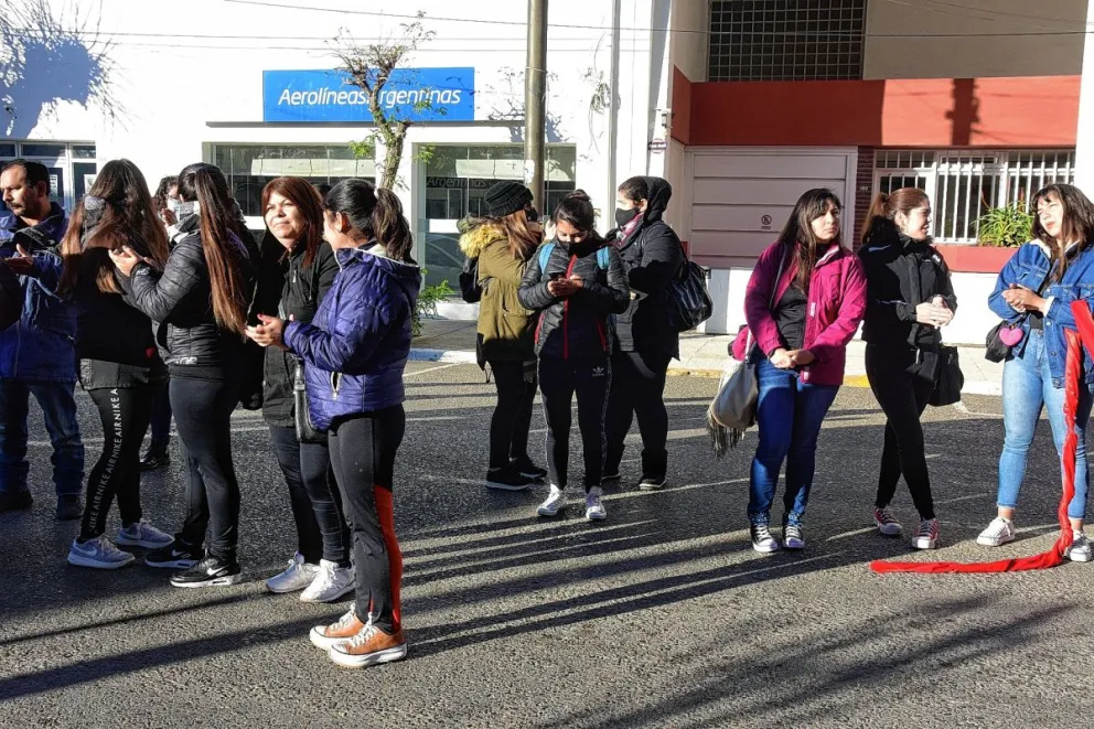 Un grupo de personas se manifestó  en contra del aumento de tarifas