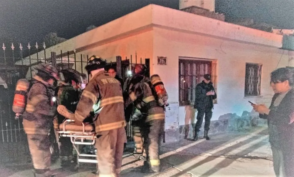 Salvan de las llamas a dos hombres que dormían en una vivienda que se estaba incendiando