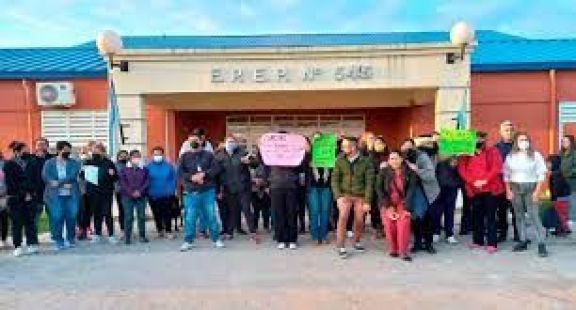 Conflicto en EPEP 545: padres no enviaron a sus hijos a la escuela e insisten con que separen a la Directora