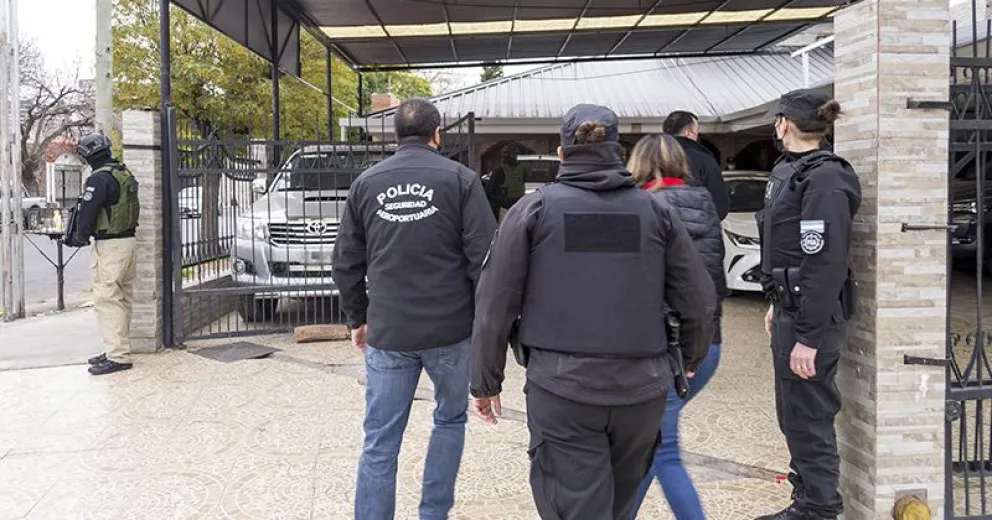 Realizaron allanamientos por una estafa a un hombre de Puelo