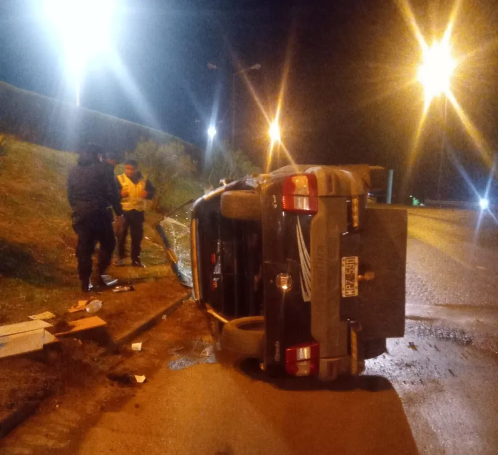 Conducía alcoholizado y volcó a la altura del Chalet Huergo