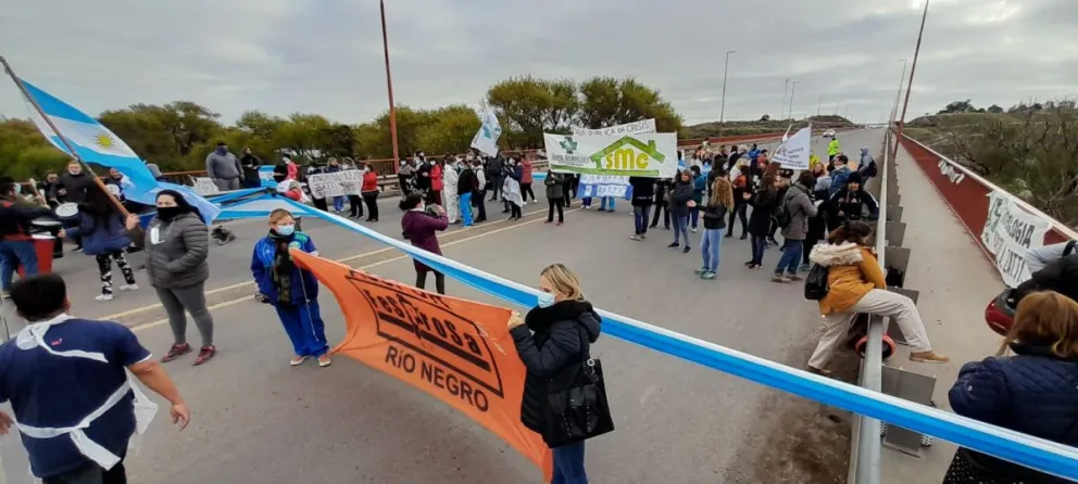 Demoras y caos vehicular en el Puente Nuevo: allí se están manifestando los trabajadores de salud 