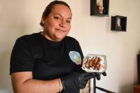 Con amor Rocío prepara pasteles para ayudar a su familia a salir adelante