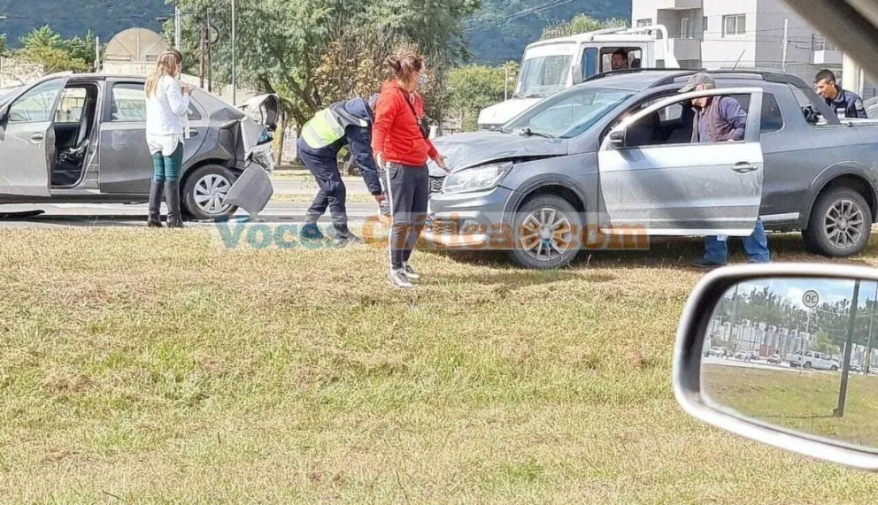 |FOTOS| Tarde accidentada: dos autos chocaron en plena avenida
