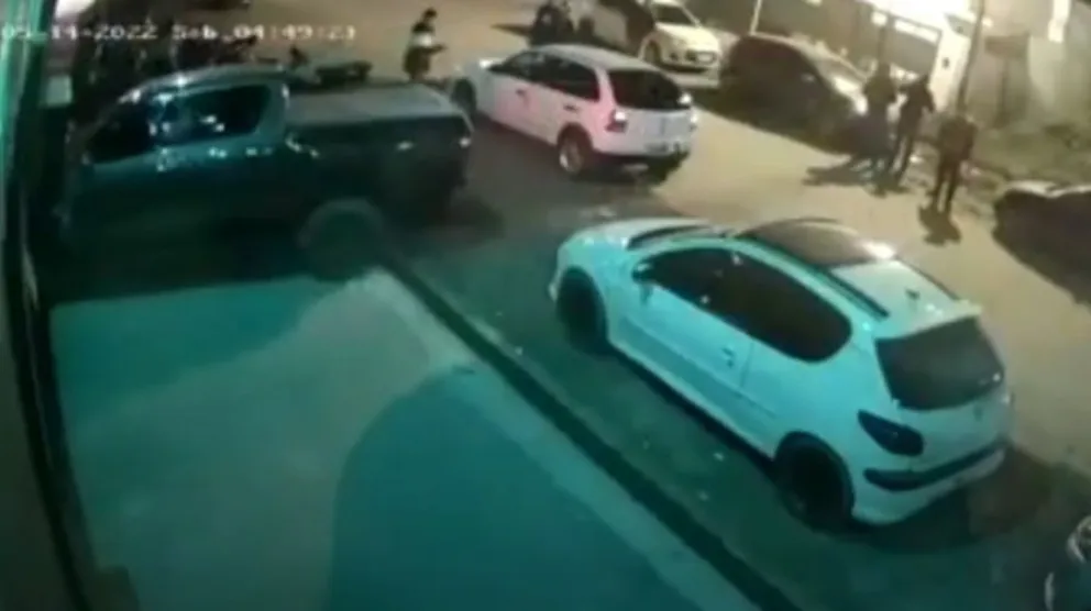 Video: Lo corrieron de un boliche y reaccionó destruyendo la entrada