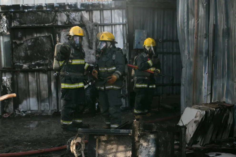 Ardió un taller en el 400 Viviendas y puso en riesgo a casas linderas