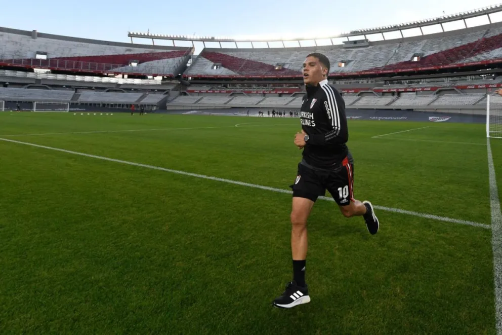 Gallardo recibió una mala noticia: Juanfer Quintero se resintió de su lesión