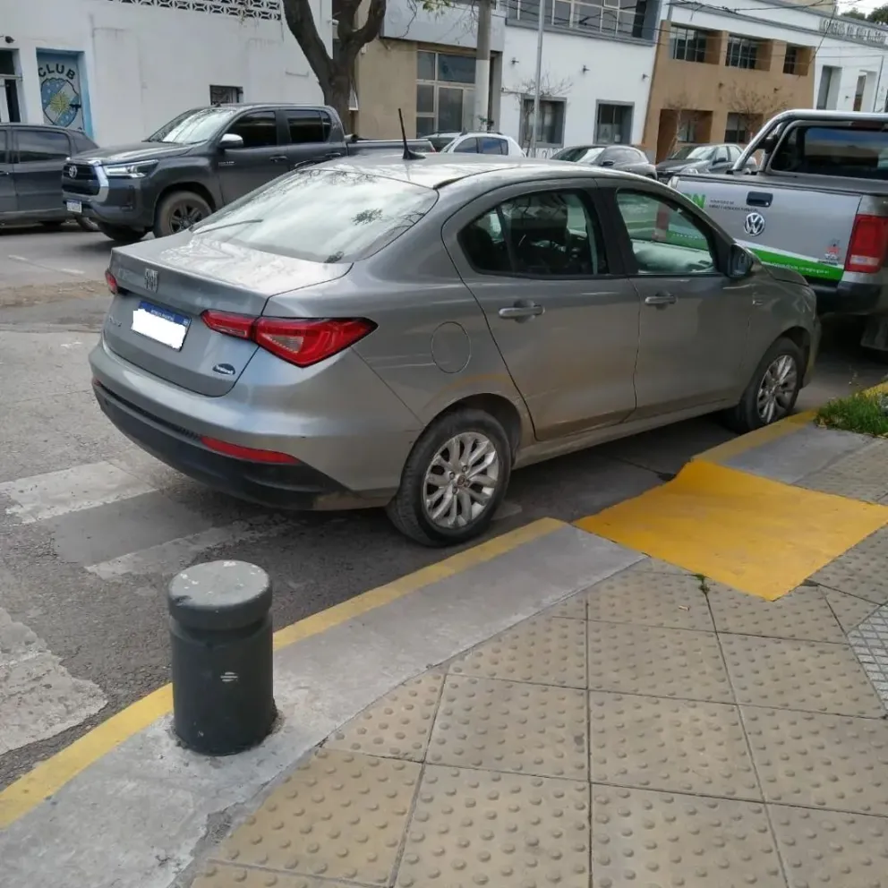 Una conducta desaprensiva tapó una rampa para discapacitados en pleno centro