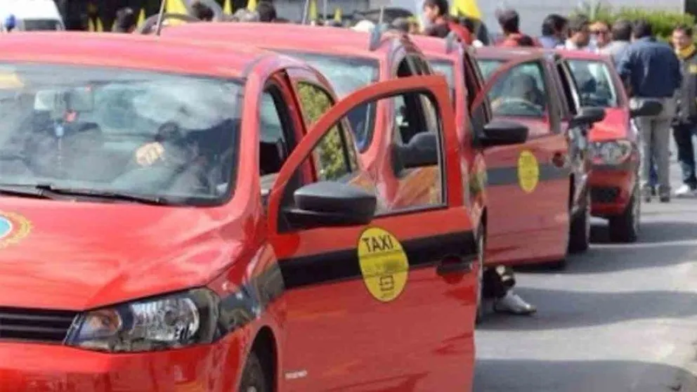 Foto: Taxis. Fuente: Twitter