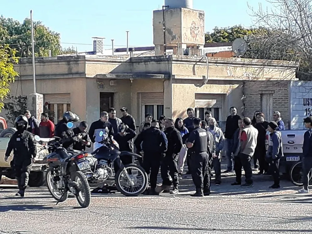 Ladrón robó maletín con notebook de camioneta y entre varias personas lo persiguieron y detuvieron