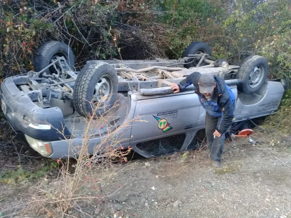 Por presencia de hielo sobre la calzada se produjo el vuelco de una camioneta