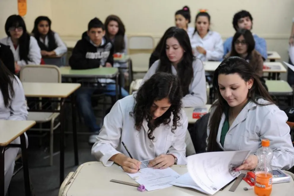 Desigualdad educativa: en secundarios estatales apenas se gradúa el 36% de los alumnos