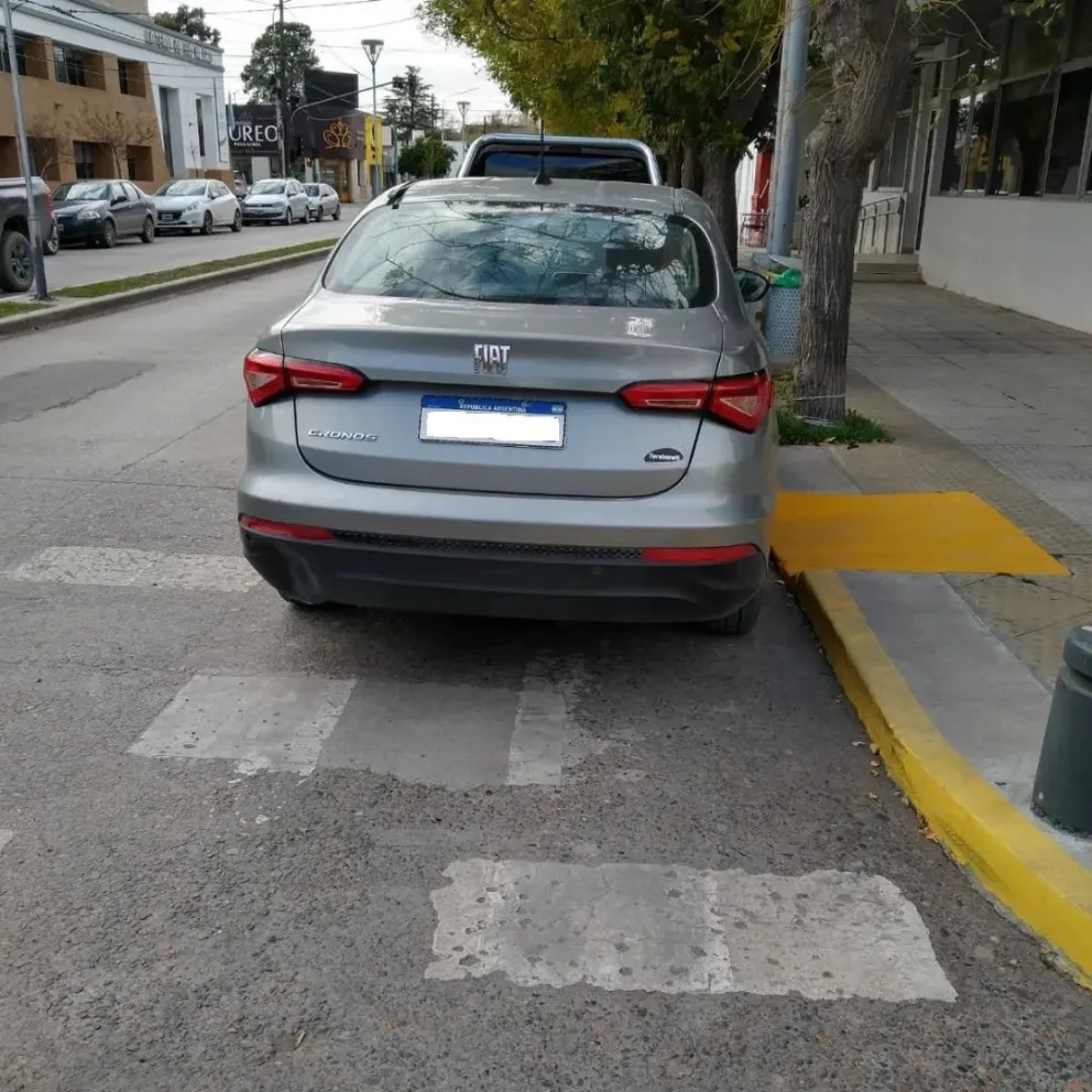 Sufrió un ACV, está en silla de ruedas y pide más penalidades para los que tapan rampas