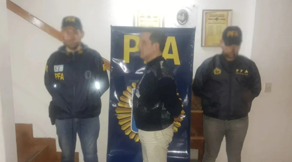 Detuvieron a un hombre con pedido de captura: viajó en Aerolíneas y se hospedó en Bariloche con su nombre real 